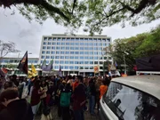 Estudantes levaram cartazes para protestar por mais professores na universidade