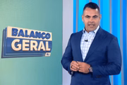 Tino Junior é clicado nos bastidores do Balanço Geral RJ
