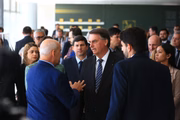 Bolsonaro conversa com apoiadores