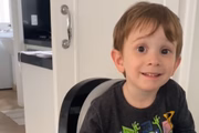 Ele viralizou com sua curiosidade ao ouvir a mãe ao telefone