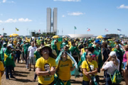 Manifestantes se concentraram na Esplanada na manhã deste 1º de maio