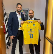 Maurício entregou uma camisa da seleção brasileira de vôlei ao parlamentar