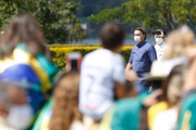 Bolsonaro e a primeira-dama acenam para apoiadores, nesse domingo (21/3)