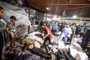Corpos de pessoas mortas em ataque aéreo ao Hospital Batista Al-Ahli, são levados ao Hospital Al-Shifa na cidade de Gaza