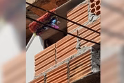 Em Campinas (SP), uma outra situação de maus-tratos chocou o Brasil. Garoto de 11 anos era mantido acorrentado dentro de barril. Ele pediu ajuda aos vizinhos pela janela