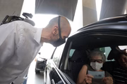 Covas durante vacinação no Pacaembu
