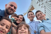 Tiba é casado com Andréa Camargos e se apresenta como pai de 11 filhos, seis deles vivos e cinco que se foram em decorrência de perdas gestacionais