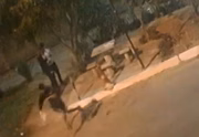 O criminoso, em seguida, pega um objeto na mesa e foge