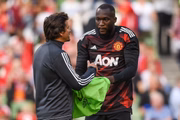 Lukaku conversa com Rui Faria em jogo do Manchester United