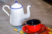 O Crioula tem algumas opções de chás, e o mais tradicional é o quilombola: erva-cidreira, manjericão e erva-doce resultam numa bebida aromática e adocicada
