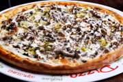 A <b>Fratello Uno</b> aparece para aquele pai que não resiste a uma boa pizza: na foto, a Poderoso Chefão (a partir de R$ 77), que leva pomodori pelati, muçarela, shimeji (levemente refogado na manteiga, aceto balsâmico e pimenta dedo de moça), alho poró, queijo tipo mascarpone e orégano