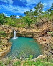 A cachoeira do Curralinho fica no município de Colinas do Sul, e pode ser acessada no passeio de canoa havaiana