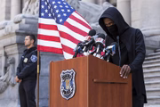 <b><a href="https://www.netflix.com/title/80122759" target="_blank">Death Note (2017), de Adam Wingard</a></b>. Fãs e críticos pegaram bastante no pé desta adaptação americana da adorada série de mangás e animes, mas o filme tem qualidades. Ao contar a história de um garoto que descobre um caderno com poderes sobrenaturais – um nome escrito nele significa morte certa –, o diretor Adam Wingard (Você É o Próximo, O Hóspede) consegue articular as delícias de uma fantasia juvenil com referências do tresloucado e febril cinema pop asiático. <a href="https://www.youtube.com/watch?v=R0BaQa0VNKk" target="_blank">Veja trailer</a>
