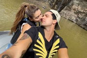 Ele publicou fotos apaixonadas ao lado da amada