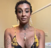 Linn da Quebrada grava um vídeo para as redes sociais