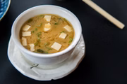 O japonês MaYuu Sushi conta com o tradicional missoshiro (R$ 9,90) no cardápio: a sopa de soja leva tofu, cebolinha e alga desidratada