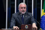 O senador Jean Paul Prates (PT-RN) é relator de dois projetos de lei. Um deles cria o "Programa de Estabilização" do preço do petróleo e derivados, que seria abastecido por um novo imposto que incidiria sobre a exportação do petróleo bruto. Já o segundo muda a cobrança sobre o ICMS sobre combustíveis, estabelecendo valores fixos, definidos em lei estadual