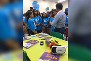 Jovens meninas participam de curso gratuito de robótica 