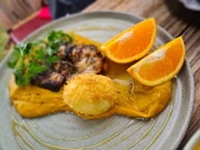 Sobrecoxa Caipira com frango, purê de abóbora com gengibre, ovo perfeito e mel trufado (R$ 46)