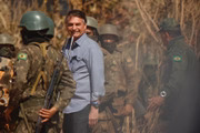Presidente Bolsonaro e ministro Ciro Nogueira disparam obuseiro de artilharia, a convite do comandante e participa da Operação Formosa