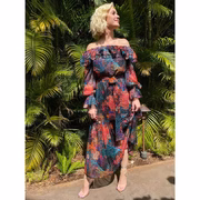 Vestido Dundas, sandálias Femme e brincos Dannijo