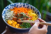 O Donburi é especializado em gastronomia japonesa quente, mas conta com cinco opções de poke, elaborados com atum, salmão, tofu ou cogumelos. O preço vai de R$ 45,90 a R$ 54,90