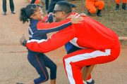 Sargento Luan Santiago e os filhos Elisa, 8 anos, e Bento, 6 anos