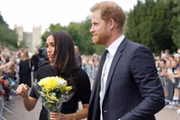 Os duques de Sussex conversam com súditos no Castelo de Windsor