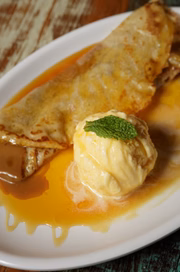 Panqueca de doce de leite servida com sorvete