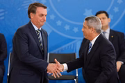 Jair Bolsonaro e Braga Netto se cumprimentam durante cerimônia