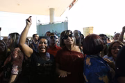 Protesto na porta da CLDF após galeria atingir lotação máxima: 360 pessoas no plenário