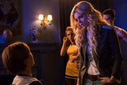 <b>A Babá (2017)</b>. Cole (Judah Lewis) é apaixonado por sua babá, Bee (Samara Weaving). Numa noite qualquer, descobre que ela é uma assassina e participa de um culto satânico – em sua própria casa