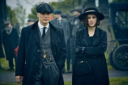 “Outra série da Netflix que eu gosto muito é Peaky Blinders. A história se passa na pós-Revolução Industrial e tem muita ação. O que mais me encanta é a trilha sonora e a fotografia. É quase um filme de justiceiro de antigamente. Para quem gosta de filmes de bandido e mocinho e de época, tem muito a ver”