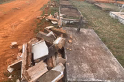 Em alguns túmulos próximo ao local das obras há entulho 