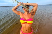 Kelly Key evidenciou a barriga trincada e a cintura fininha em nova foto de biquíni 