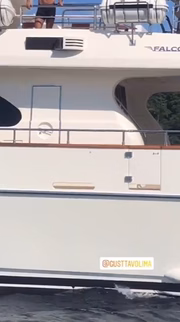 Gusttavo na lancha dele em Angra