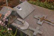 A família alega que a capela que fica em cima do túmulo também teria sido quebrada durante as obras 