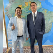 Advogado Jorge Chediak posa ao lado do presidente Jair Bolsonaro (PL)