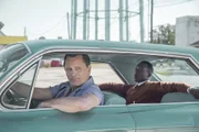 <b>Green Book: O Guia (2018), dirigido por Peter Farrelly: </b> dr. Don Shirley é um pianista afro-americano de renome mundial, prestes a embarcar em uma turnê pelo sul dos Estados Unidos, em 1962. Como precisa de um motorista e guarda-costas, Shirley recruta Tony Lip, um ítalo-americano fanfarrão do Bronx. Apesar de suas diferenças, os dois homens desenvolvem uma ligação inesperada ao enfrentar o racismo e os perigos de uma era de segregação racial