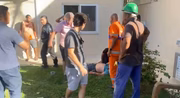 Pessoas tentavam acalmar um dos feridos