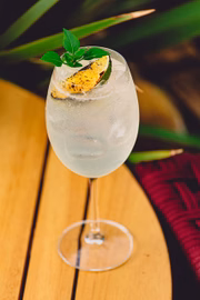 O restaurante Manzuá dispõe o drinque Trancoso (R$ 28), que leva gim, chá de capim santo, água tônica, laranja maçaricada e manjericão