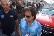 O cantor chegou ao local em seu Cadillac vermelho