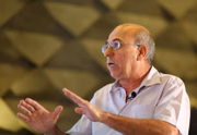 Antônio Guillen (PSTU): "A falta de uma política habitacional para a população mais pobre do DF e o sucateamento da assistência social é parte da política de Rollemberg e dos governos anteriores de colocar as terras do DF a serviço da especulação imobiliária. Há 10 anos, não há concurso para a carreira de assistência social e muitos Centros de Referência de Assistência Social (Cras) nem sequer possuem assistentes sociais atualmente. Defendemos o fim dos leilões da Terracap e a destinação de 5% do orçamento para a construção de moradias populares, sem custo para a população de baixa renda. Também é preciso contratar mais servidores da carreira de assistência social, abrir novos Cras, albergues, e acabar com o contingenciamento de verbas para os programas de assistência social"
