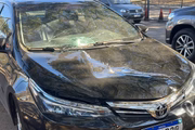 Para-brisa de carro do feminicida ficou destruído