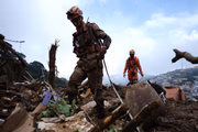 Bombeiros fazem buscas por sobreviventes no Morro da Oficina, em Petrópolis