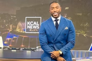 Chauncy Glover posa nos bastidores do canal KCAL News