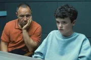 Owen Cooper como Jamie Miller, Stephen Graham como Eddie Miller, em Adolescência