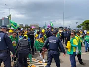 Bolsonaristas furam bloqueios na Esplanada e invadem o Congresso Nacional
