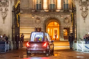 Esta noite, o caixão permanece na residência oficial da família real em Londres