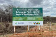 Placa da Senappen indica construção de muralha na Penitenciária de Mossoró